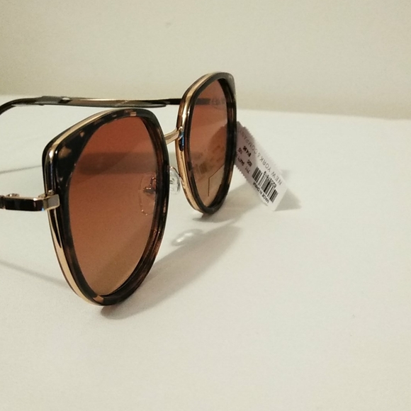 100% UV Protection Sunglasses - Picture 4 of 6